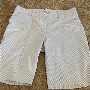 Women’s size 6 striped Nike golf shorts